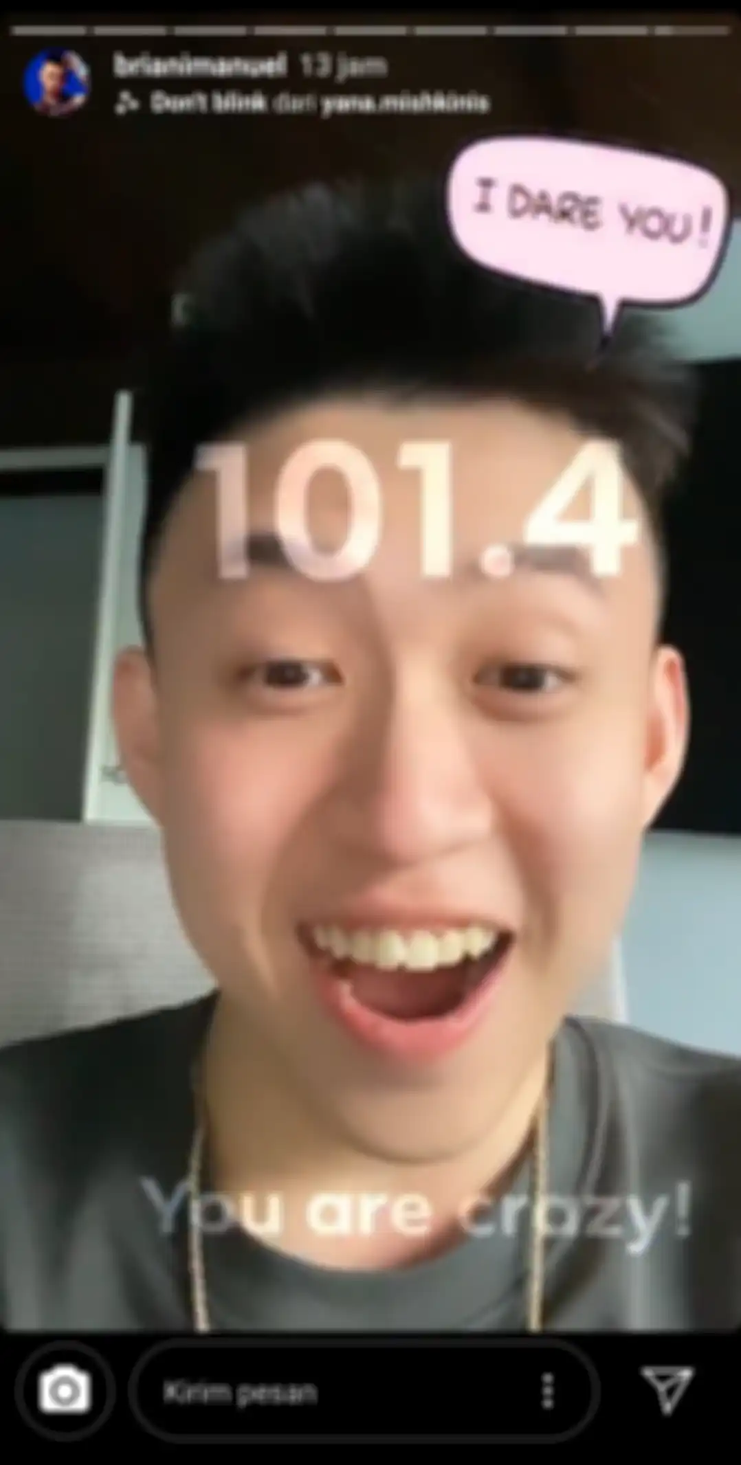 Rich Brian memainkan filter Dont Blink di instastory.