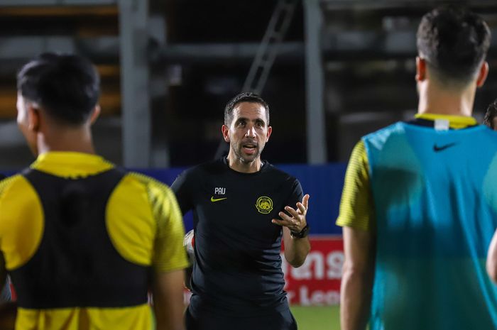 Pelatih Timnas Malaysia, Pau Marti Vicente, saat memimpin sesi latihan jelang ASEAN Cup 2024.