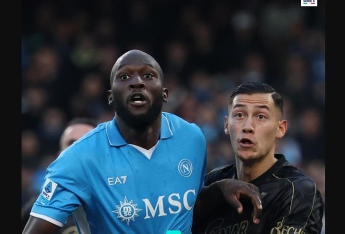Kapten Timnas Indonesia Jay Idzes (kanan) sukses mengantongi striker Napoli Romelu Lukaku dalam duel Liga Italia 2024-2025 di Stadion Pier Luigi Penzo, Venezia, Minggu (16/3/2025).