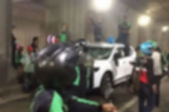 Puluhan driver ojol hancurkan Nissan X-Trail di underpass Senen, Jakpus.