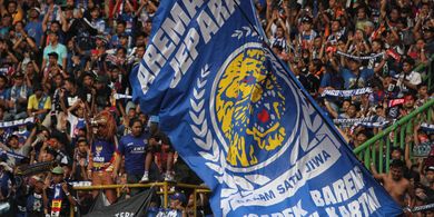 VIDEO - Detik-detik Bus Persik Kediri Dilempari Batu Aremania, Kaca Depan Bolong Besar!