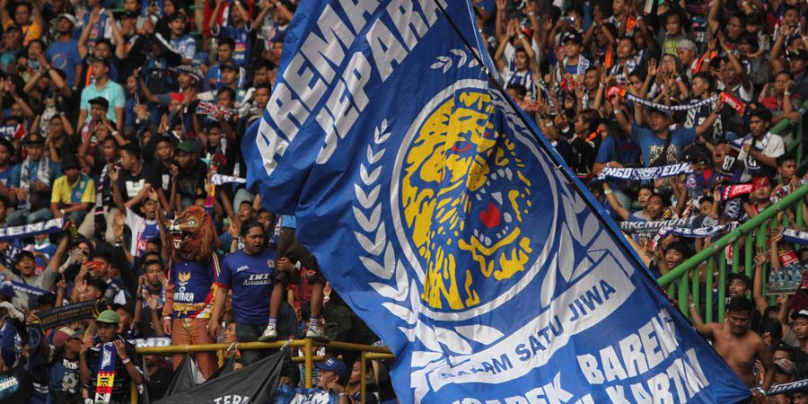 VIDEO - Detik-detik Bus Persik Kediri Dilempari Batu Aremania, Kaca Depan Bolong Besar!