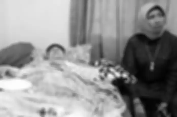 Aminah Cendrakasih 'Mak Nyak' dievakuasi saat banjir melanda rumahnya.