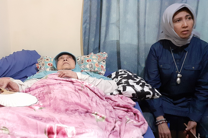 Aminah Cendrakasih 'Mak Nyak' dievakuasi saat banjir melanda rumahnya.
