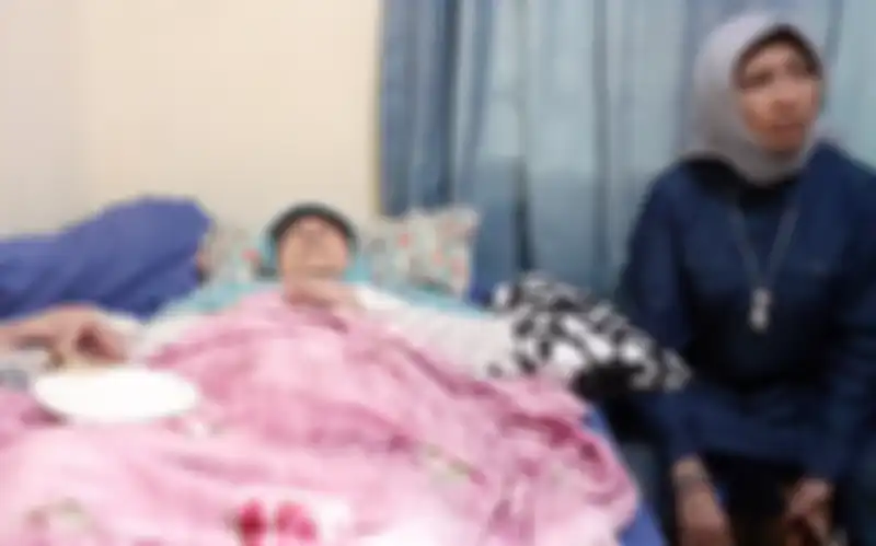 Aminah Cendrakasih Mak Nyak dievakuasi saat banjir melanda rumahnya.