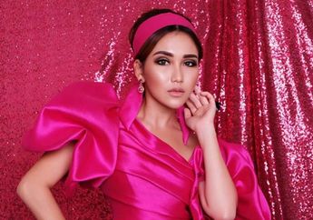 Foto Bareng Ivan Gunawan, Ayu Ting Ting Justru Tampil Seksi Pakai Off Shoulder Top Transparan yang Jadi Sorotan!