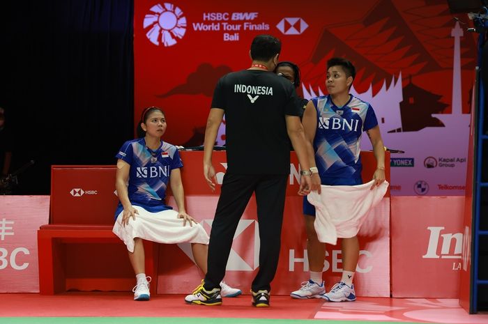 Pasangan ganda putri Indonesia, Greysia Polii/Apriyani Rahayu, berdiskusi dengan pelatih, Eng Hian, di sela-sela pertandingan melawan Kim So-yeong/Kong Hee-yong (Korea Selatan) pada babak penyisihan di Grup A BWF World Tour Finals 2021 di Bali International Convention Centre, Nusa Dua, Bali, 2 Desem