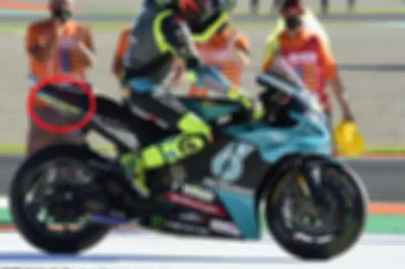 Tulisan 'Terima Kasih Vale!' di buritan YZR-M1 milik Valentino Rossi