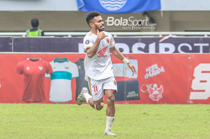 Bek sayap kiri PSM Makassar, Yance Sayuri, sedang melakukan selebrasi seusai mencetak gol dalam laga pekan ke-24 Liga 1 2022 di Stadion Pakansari, Bogor, Jawa Barat, Selasa (14/2/2023).