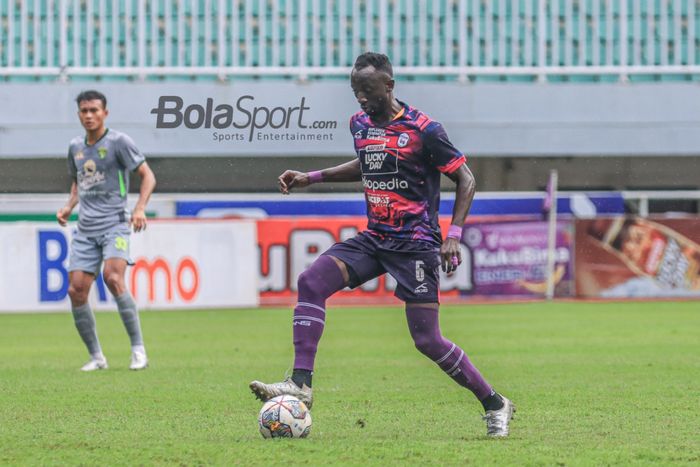 Gelandang asing RANS Nusantara FC, Makan Konate, sedang menguasai bola saat bertanding dalam laga pekan ke-27 Liga 1 2022 di Stadion Pakansari, Bogor, Jawa Barat, Selasa (28/2/2023).