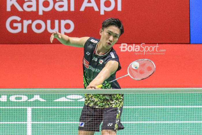 Atlet bulu tangkis tunggal putra Jepang, Kento Momota, sedang bertanding dalam ajang Indonesia Open 2023 di Istora, Senayan, Jakarta, Selasa (13/6/2023).