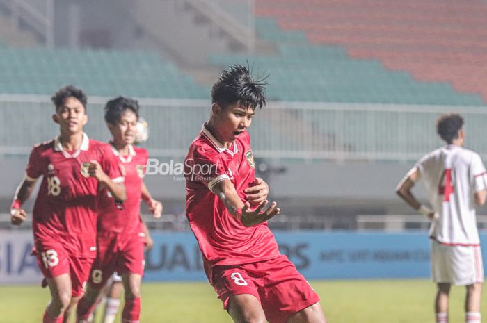 Pemain timnas U-17 Indonesia, Arkhan Kaka Putra (kanan), sedang melakukan selebrasi seusai mencetak gol dalam laga Kualifikasi Piala Asia U-17 2023 di Stadion Pakansari, Bogor, Jawa Barat, 5 Oktober 2022.