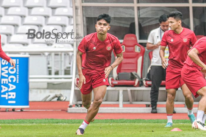 Penyerang timnas Indonesia, Muhammad Ramadhan Sananta (depan), sedang ikut berlatih di Stadion Gelora Bung Karno, Senayan, Jakarta, 28 Desember 2022.