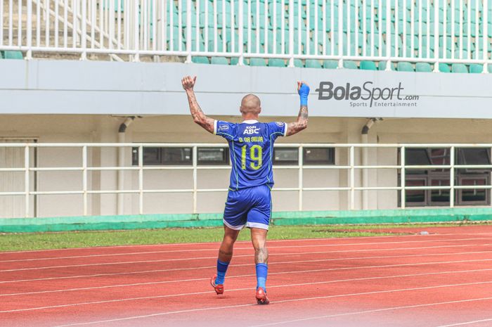 Penyerang Persib Bandung, David Da Silva, melakukan selebrasi dengan tribun sepi penonton seusai mencetak gol dalam laga pekan ke-20 Liga 1 2022 di Stadion Pakansari, Bogor, Jawa Barat, 26 Januari 2023.