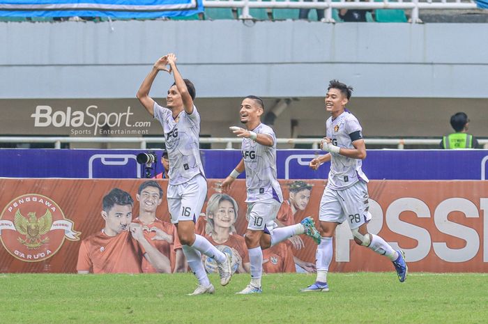 Dua pemain Persik Kediri, Renan Silva (tengah) dan Vava Mario Yagalo (kanan), sedang ikut selebrasi Hamra Hehanussa (kiri) dalam laga pekan ke-29 Liga 1 2022 di Stadion Pakansari, Bogor, Jawa Barat, Rabu (8/3/2023).