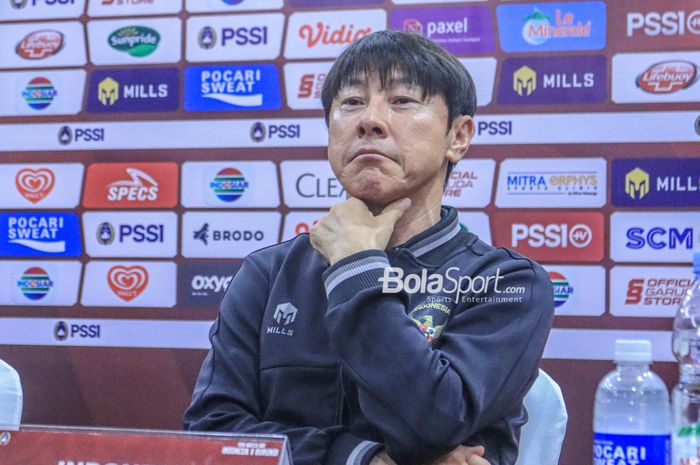 Pelatih timnas Indonesia, Shin Tae-yong, saat menghadiri sesi jumpa pers di Hotel Sultan, Senayan, Jakarta, Jumat (24/3/2023).