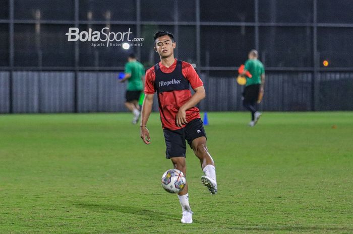 Bek sayap kiri timnas Indonesia, Pratama Arhan, sedang menguasai bola saat berlatih di Stadion JIS (Jakarta International Stadium), Jakarta Utara, Senin (27/3/2023) malam.