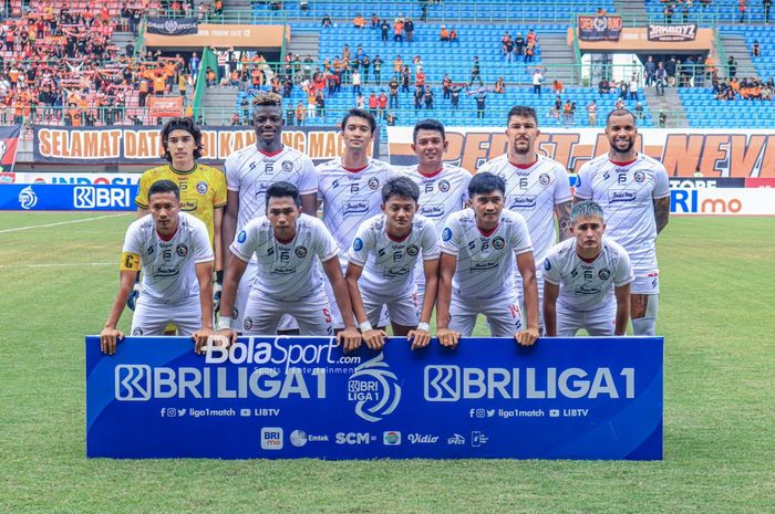 Pelatih Arema FC kirim Psywar ke Madura United. Singo Edan Siap membuat Laskar Sape Kerrab menderita dan tak berkutik.