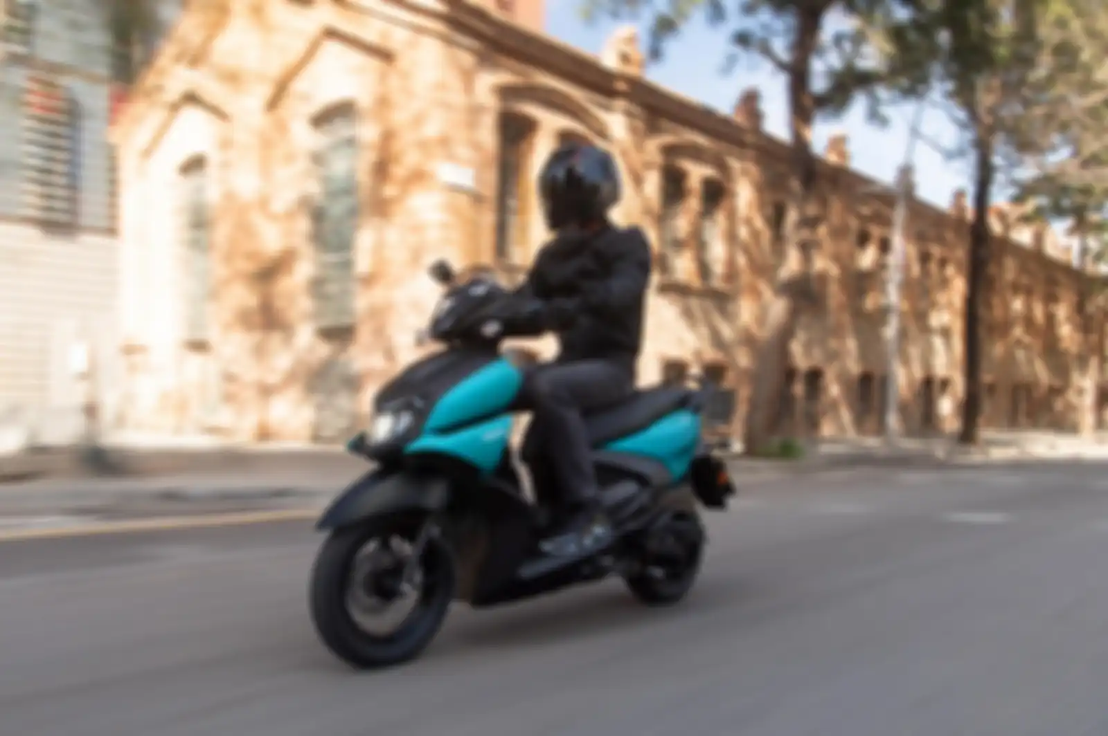 Sisi kiri motor matic baru Yamaha RayZR 2025.