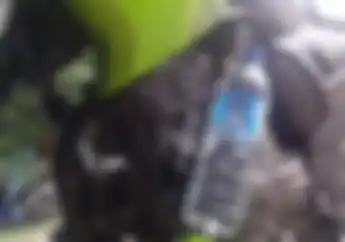 Meletakan Air Minum di Motor Sangat Berbahaya! Ini Penyebabnya..