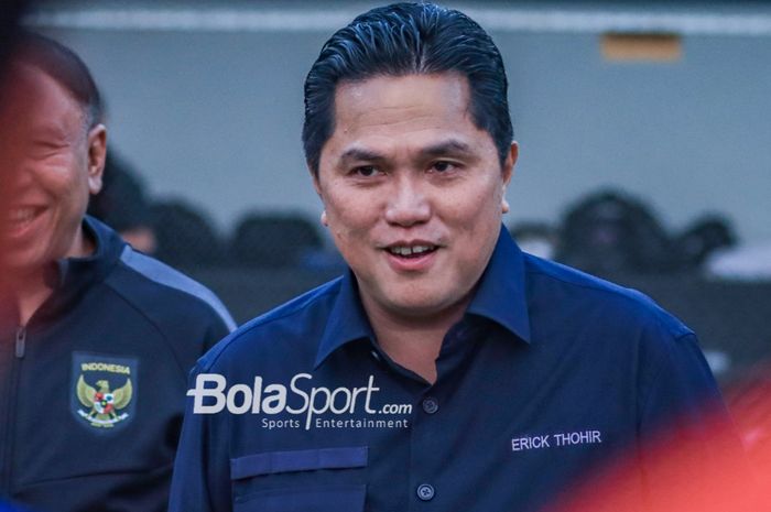 Ketua Umum PSSI, Erick Thohir (kanan), sedang memberikan intruksi kepada para pemain timnas U-17 Indonesia di Lapangan A, Senayan, Jakarta, Rabu (16/8/2023).