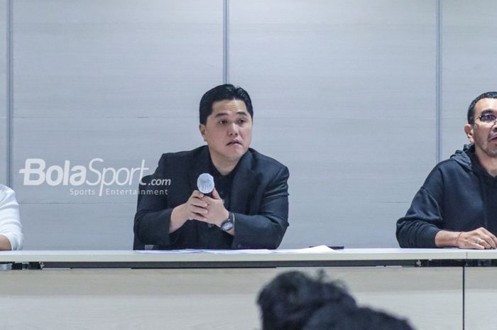 (Dari kiri ke kanan) Ratu Tisha (Wakil Ketua Umum PSSI 2), Erick Thohir (Ketua Umum PSSI), dan Arya Sinulingga (Anggota Komite Eksekutif PSSI) sedang jumpa pers di Menara Danareksa, Gambir, Jakarta Pusat, Selasa (25/7/2023).