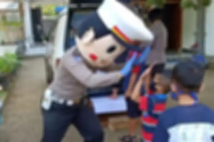 Petugas Satlantas Polres Grobogan mendatangi anak-anak TK dalam rangka menanamkan budaya tertib berlalu lintas.