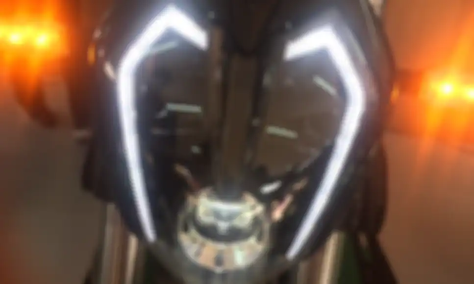 Lampu LED plus DRL bikin tampilan Benelli TnT 249S makin sangar