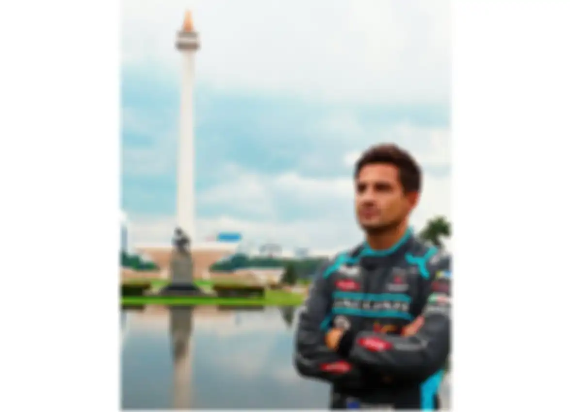 Pembalap Formula E tim Jaguar TCS Racing, Mitch Evans, berpose dengan latar belakang tugu Monas