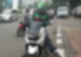 Viral! Bule Ganteng Jadi Driver Ojek Online, Netizen Minta Dianter Sampai Berharap Diajak Nikah