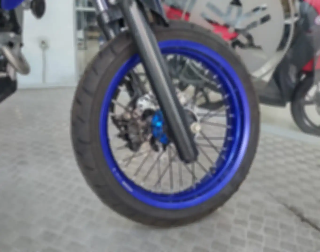 Pelek 17 inci kini terpasang manis di Yamaha WR155R opsi supermoto