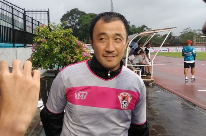 Pemain impor Kalteng Putra, Yoo Hyun-goo, berbicara kepada awak media di Stadion Moch. Soebroto, magelang,Selasa (5/3/2019).