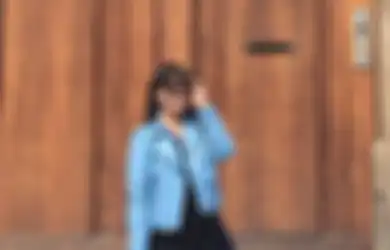 Gaya Simpel Tapi Modis Pakai Jaket Kulit Biru ala Amel Carla!