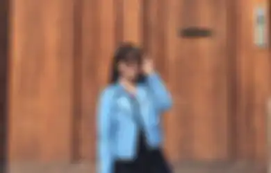 Gaya Simpel Tapi Modis Pakai Jaket Kulit Biru ala Amel Carla!