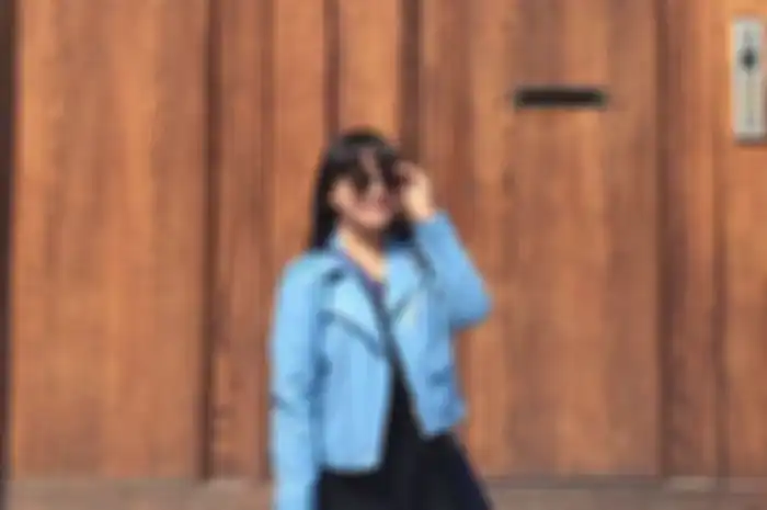 Gaya Amel Carla pakai eather jacket dan legging