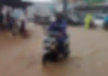 Teknik Mengerem yang Benar Saat Permukaan Jalan Tergenang atau Banjir