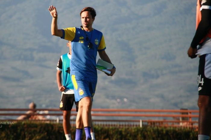 Pelatih Bhayangkara FC, Paul Munster, saat memimpin latihan anak asuhnya dalam training camp (TC) di Kota Batu, Jawa Timur