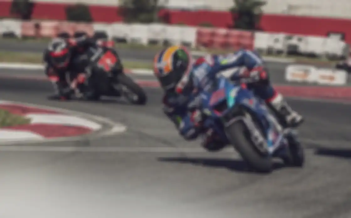 Gak cuma ngegas motor superbike, Alex Rins juga latihan ngegas motor minibike di sirkuit gokar Algarve Portimao, Portugal