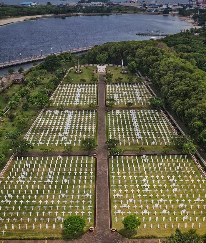 Ereveld Ancol, yang berlokasi di dalam kawasan Taman Impian Jaya Ancol. Taman Kehormatan Belanda yang diresmikan pada 14 September 1946. Sebelumnya, kawasan ini merupakan ladang pembantaian pada masa 1942-1945. Selama ini masyarakat menganggap makam kehormatan ini didedikasikan untuk korban dari pihak Belanda. Namun, banyak juga orang-orang di pihak Indonesia yang dimakamkan di sini.