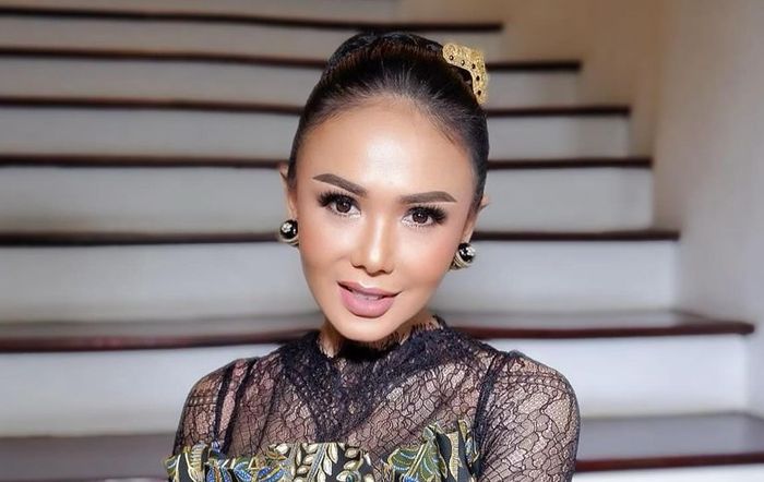 Yuni Shara dalam balutan kebaya dress megah rancangan Dimas Singgih.