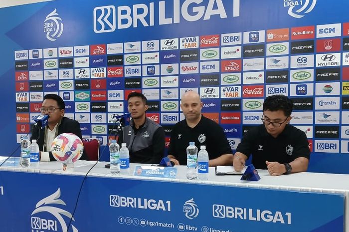 Pelatih PSM Makassar, Bernardo Tavares, memberikan keterangan saat jumpa pers setelah pertandingan lawan Persis Solo pada pekan ke-18 Liga 1 2024/2025 di Stadion Manahan, Solo, Senin (13/1/2025).
