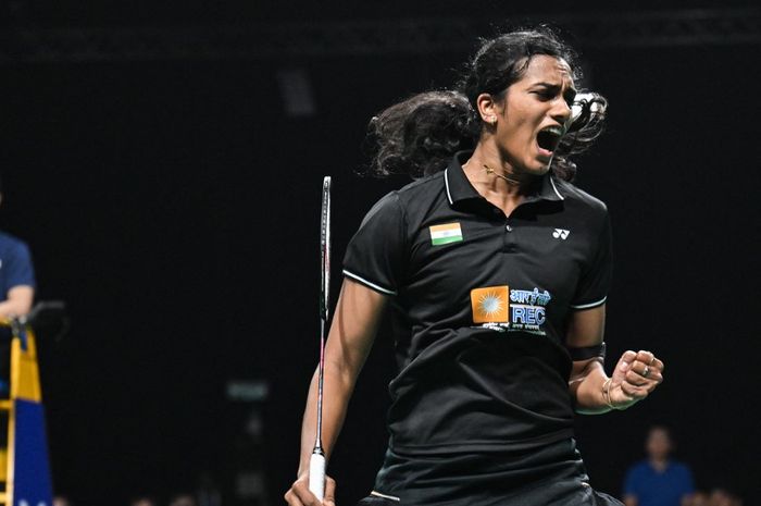 Pusarla V. Sindhu dari India bereaksi setelah mencetak satu poin melawan Supanida Katethong dari Thailand pada partai tunggal putri pertama dari final Kejuaraan Beregu Badminton Asia 2024 di Setia City Convention Center, Selangor, Malaysia, pada 18 Februari 2024.