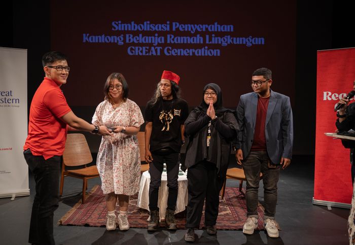Peresmian untuk kegiatan berbagi 5.000 kantong belanja oleh Head of Marketing Great Eastern Life Indonesia Roy Hendrata (kiri) dan Head of Community and Campaign National Geographic Indonesia Diky Wahyudi Lubis (kanan), kepada perwakilan komunitas.