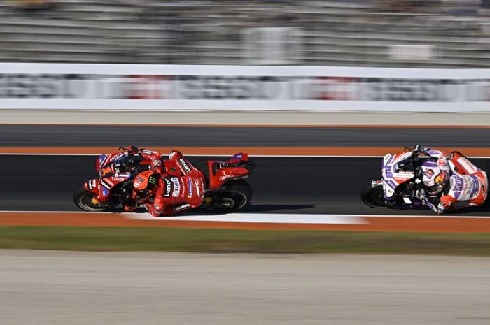 Pembalap Ducati Lenovo, Francesco Bagnaia, dibuntuti rivalnya, Jorge Martin dari tim Prima Pramac saat sesi latihan MotoGP Valencia di Sirkuit Ricardo Tormo, Valencia, Spanyol, 24 November 2023.