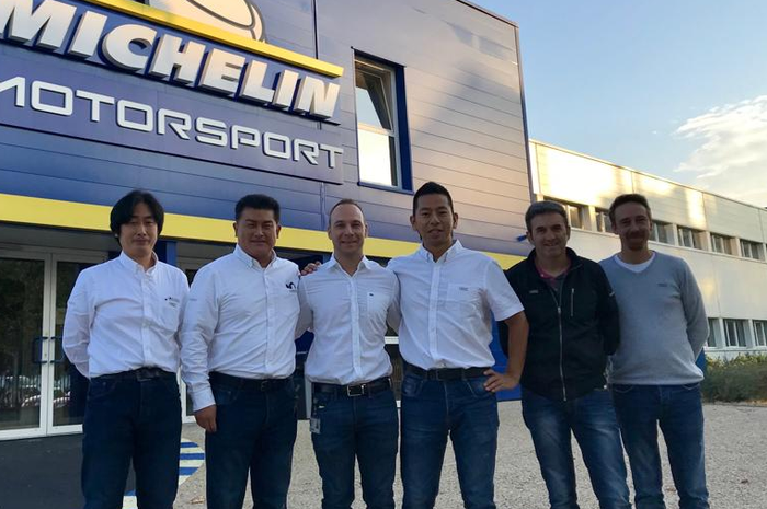 Orang ketiga dari kanan petinggi teknis MotoGP untuk Honda