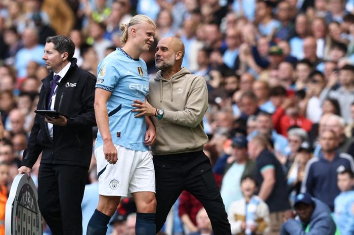 Pep Guardiola (kanan), menyebut semua orang ingin melihat Manchester City menghilang dari muka Bumi.