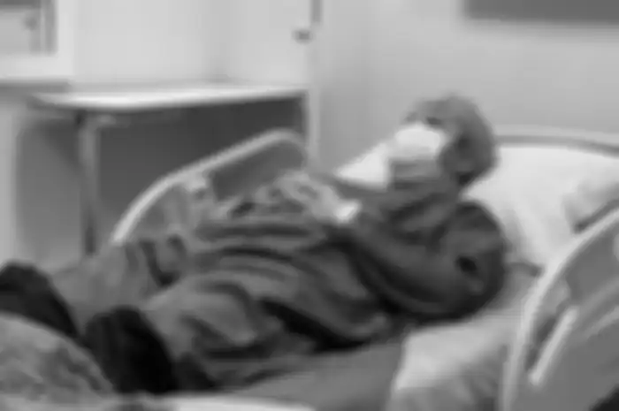 Ustaz Yusuf Mansur terbaring di atas ranjang rumah sakit.