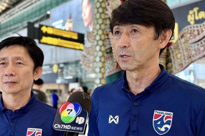 Pelatih Timnas Thailand Masatada Ishii saat berangkat ke Vietnam untuk melakoni laga final leg pertama ASEAN Cup 2024.