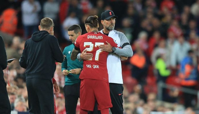 Juergen Klopp memeluk Darwin Nunez dalam duel Liverpool kontra Ajax di Liga Champions (13/9/2022).