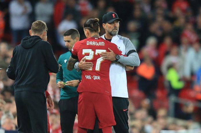 Juergen Klopp memeluk Darwin Nunez dalam duel Liverpool kontra Ajax di Liga Champions (13/9/2022).